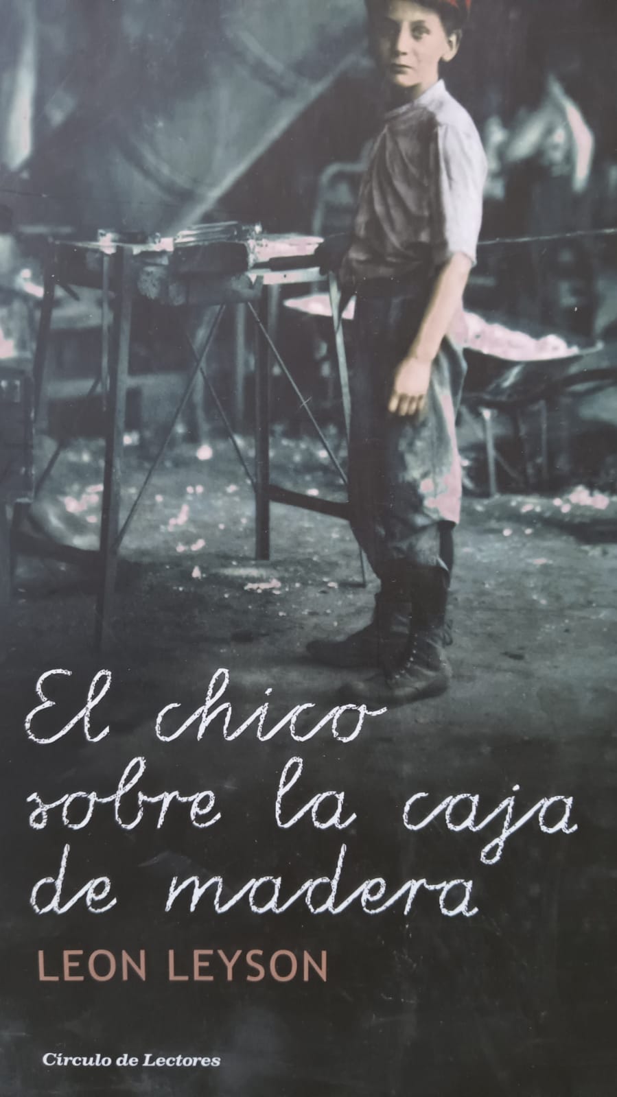 El CHICO SOBRE LA CAJA DE MADERA Leon Leyson