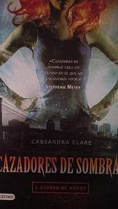 CAZADORAS DE SOMBRAS 1.CIUDAD DE HUESO Cassandra Clare