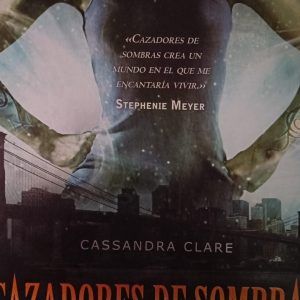 CAZADORAS DE SOMBRAS 1.CIUDAD DE HUESO Cassandra Clare