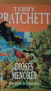 DIOSES MENORES Terry Pratchett